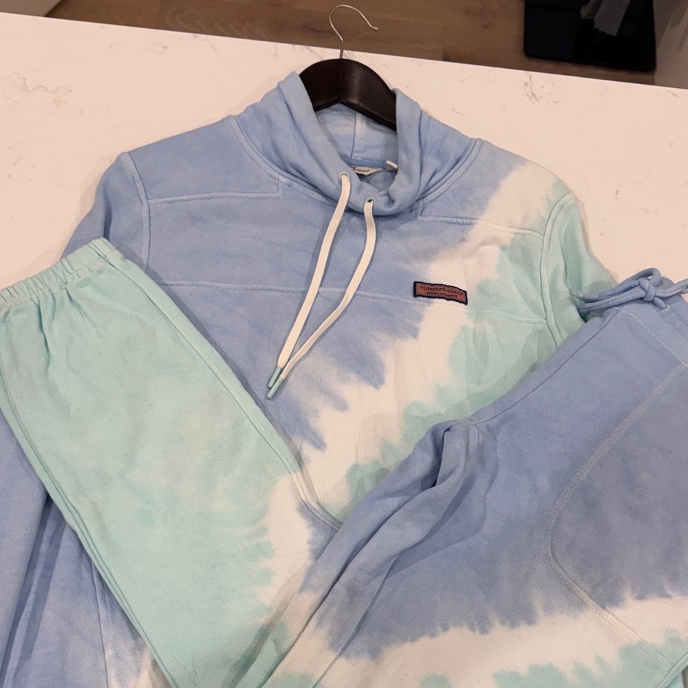 Vineyard Vines Sweatshirt and Jogger Set